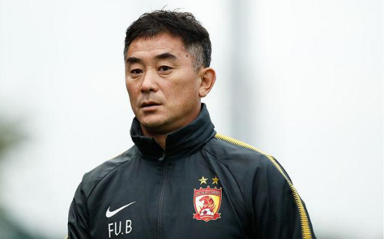 前国足主教练傅博与广州恒大官解约,梅县铁汉"救火英雄"来了?