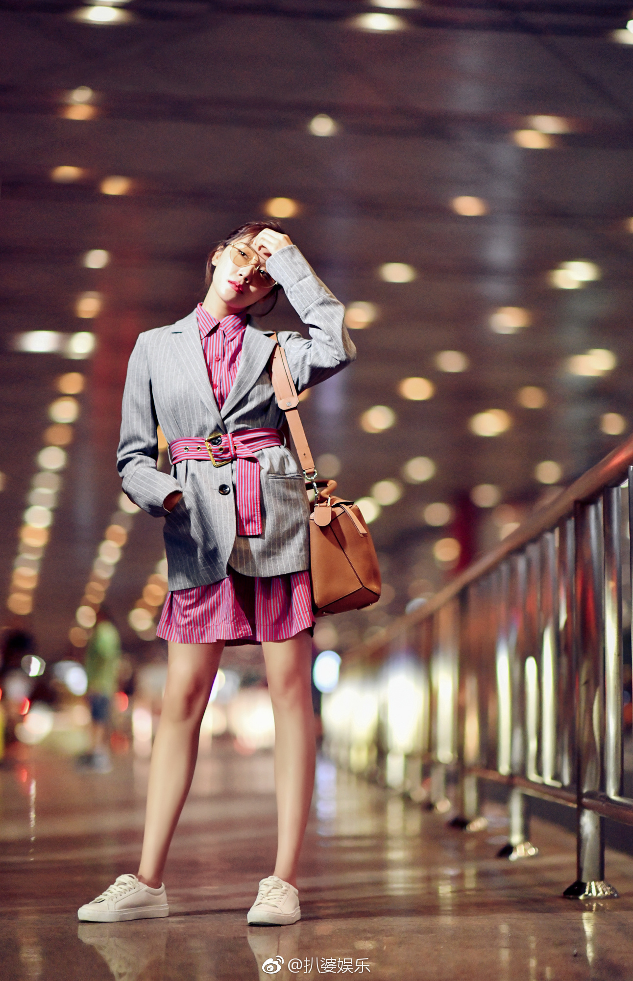 菅纫姿最新街拍,闪烁霓虹灯下的活力少女,青春俏皮又不失优雅时髦