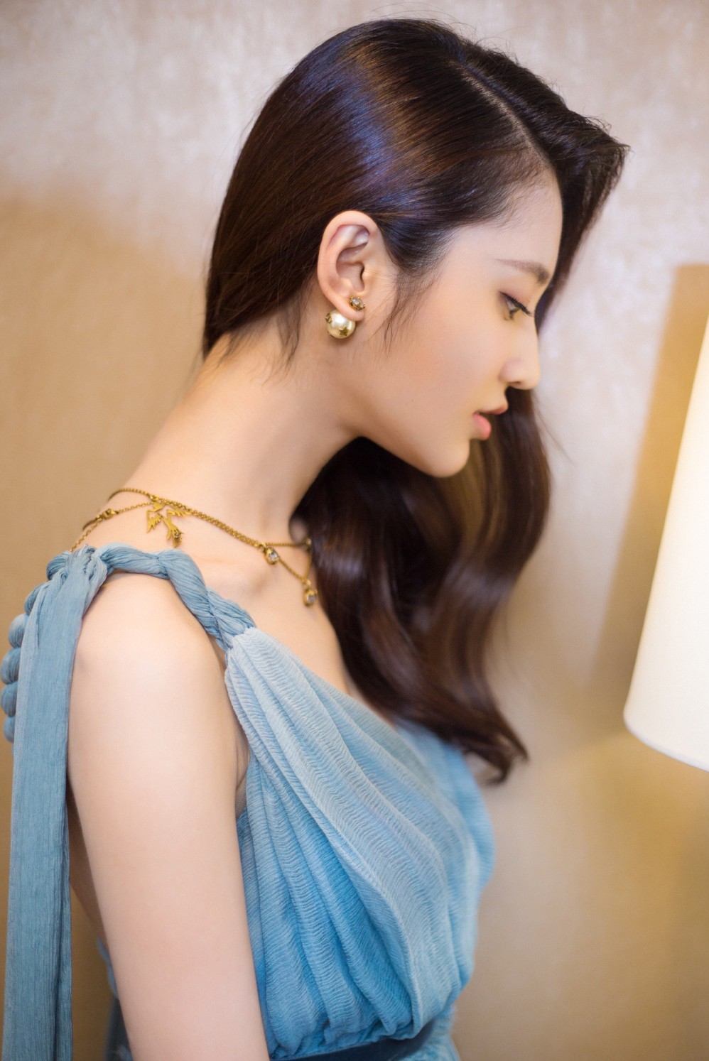 张慧雯 身着薄纱吊带礼服大露香肩优雅性感 大秀美背 诱惑感十足