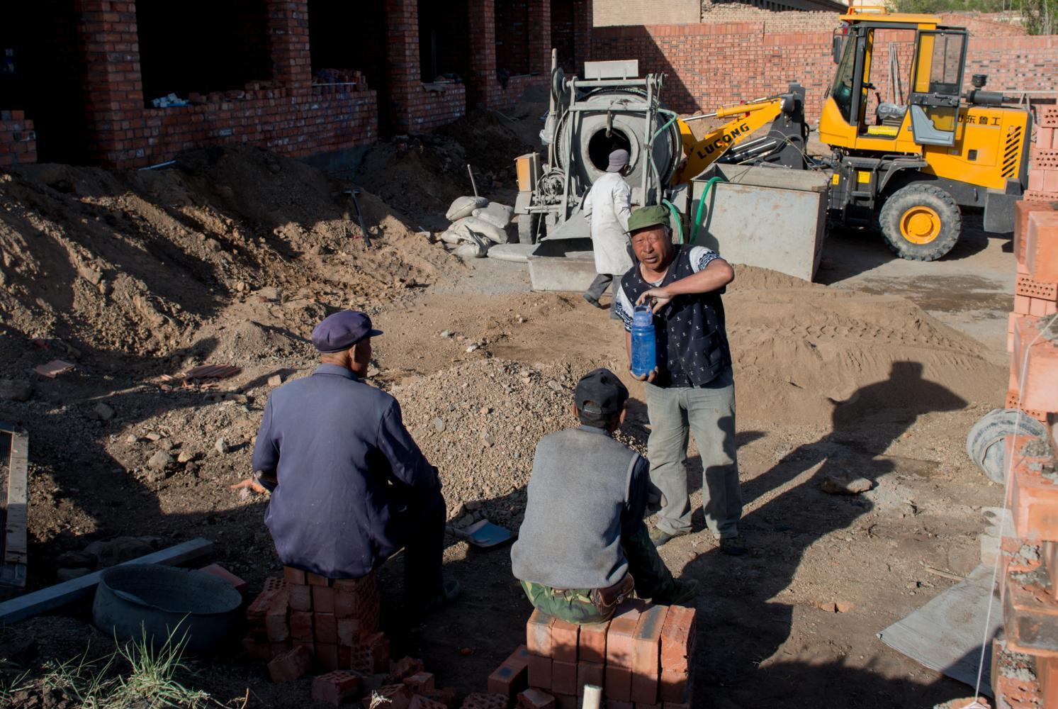 乡村工地上的打工者,六十岁以上的老人是干苦力的主力军