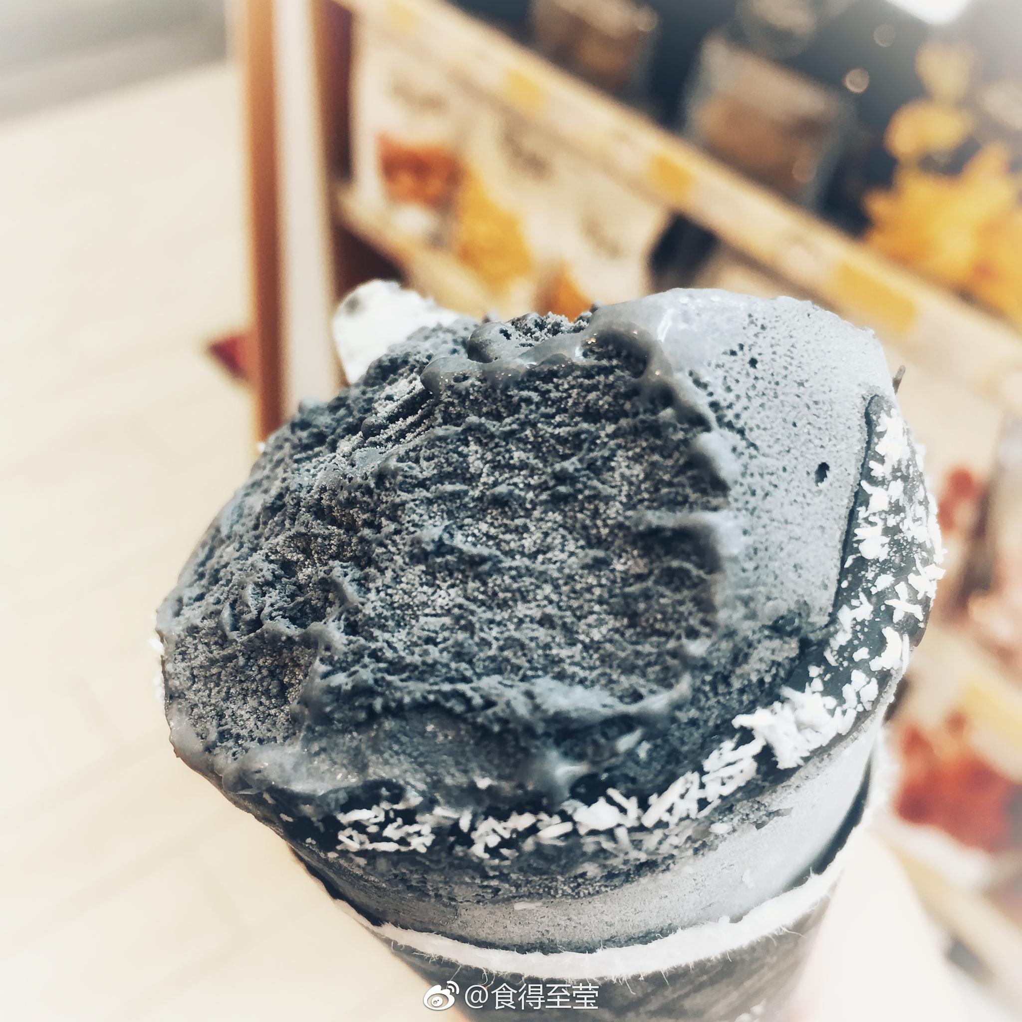黑嘛嘛雪糕表面有椰丝 雪糕很细腻味道偏甜虽然味道和椰子不沾边 网上
