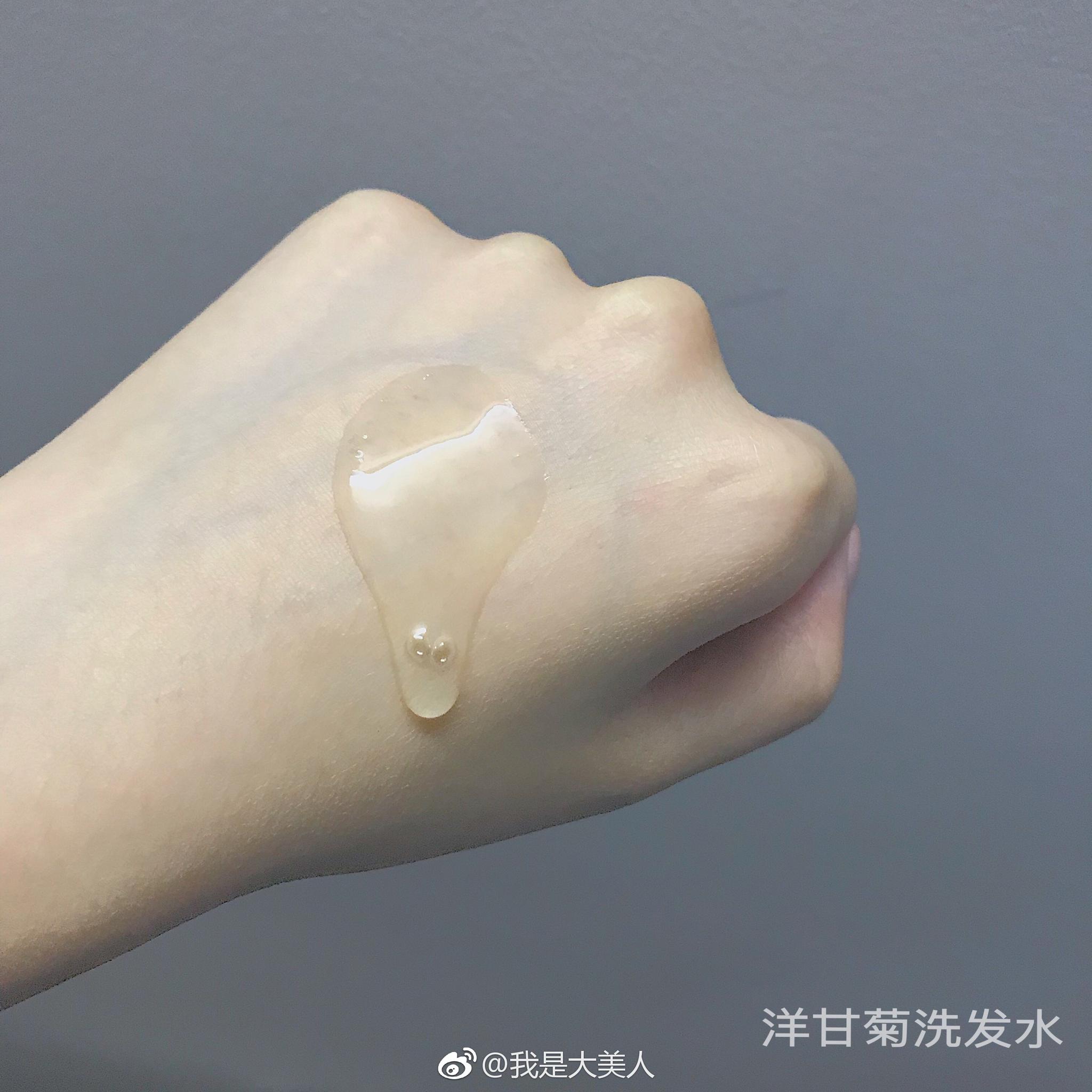 洋甘菊洗发水呈透明啫喱状