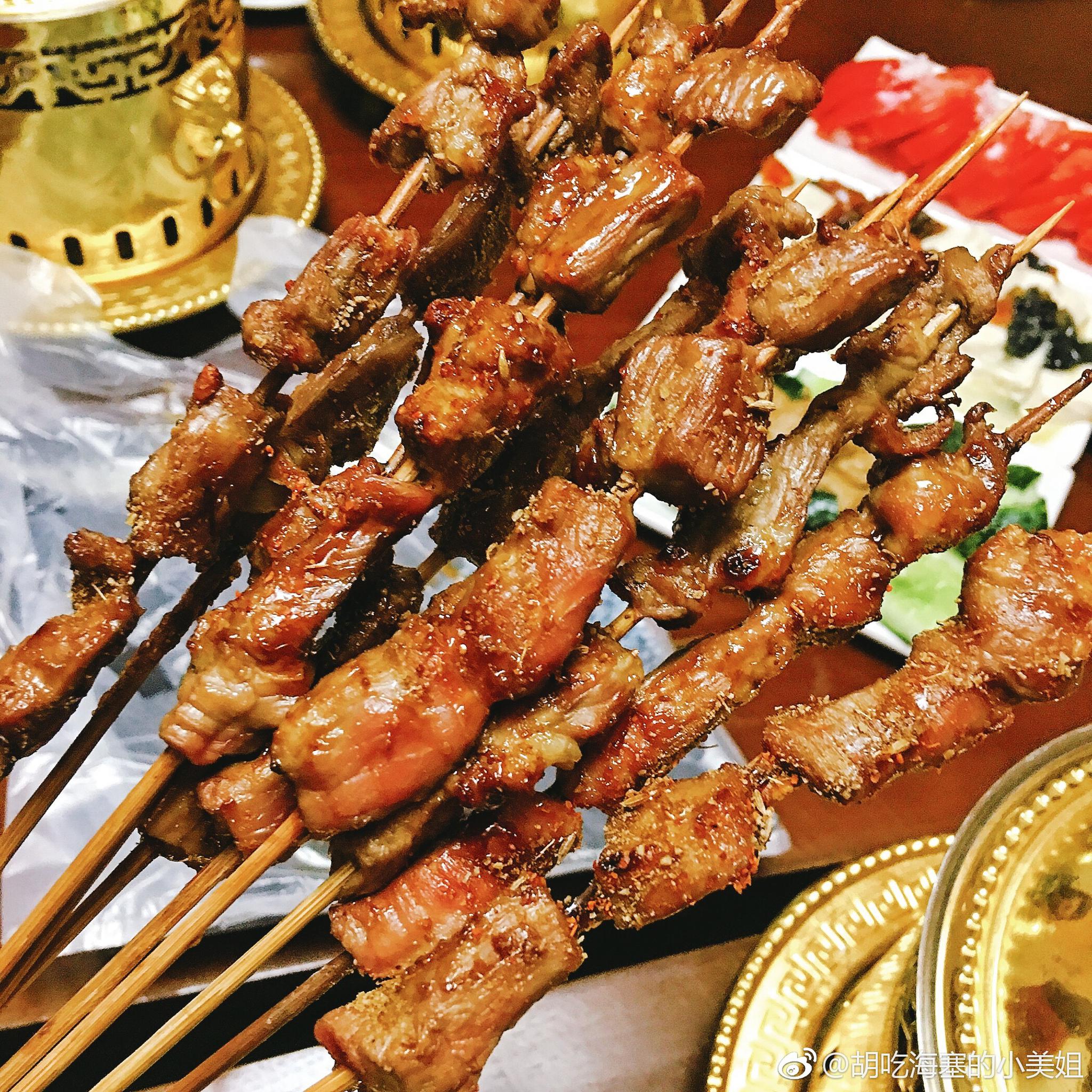 郭记烧烤的特色,鸡肉串羊肉串无敌素丸子以及烤肉龙!清真素丸子