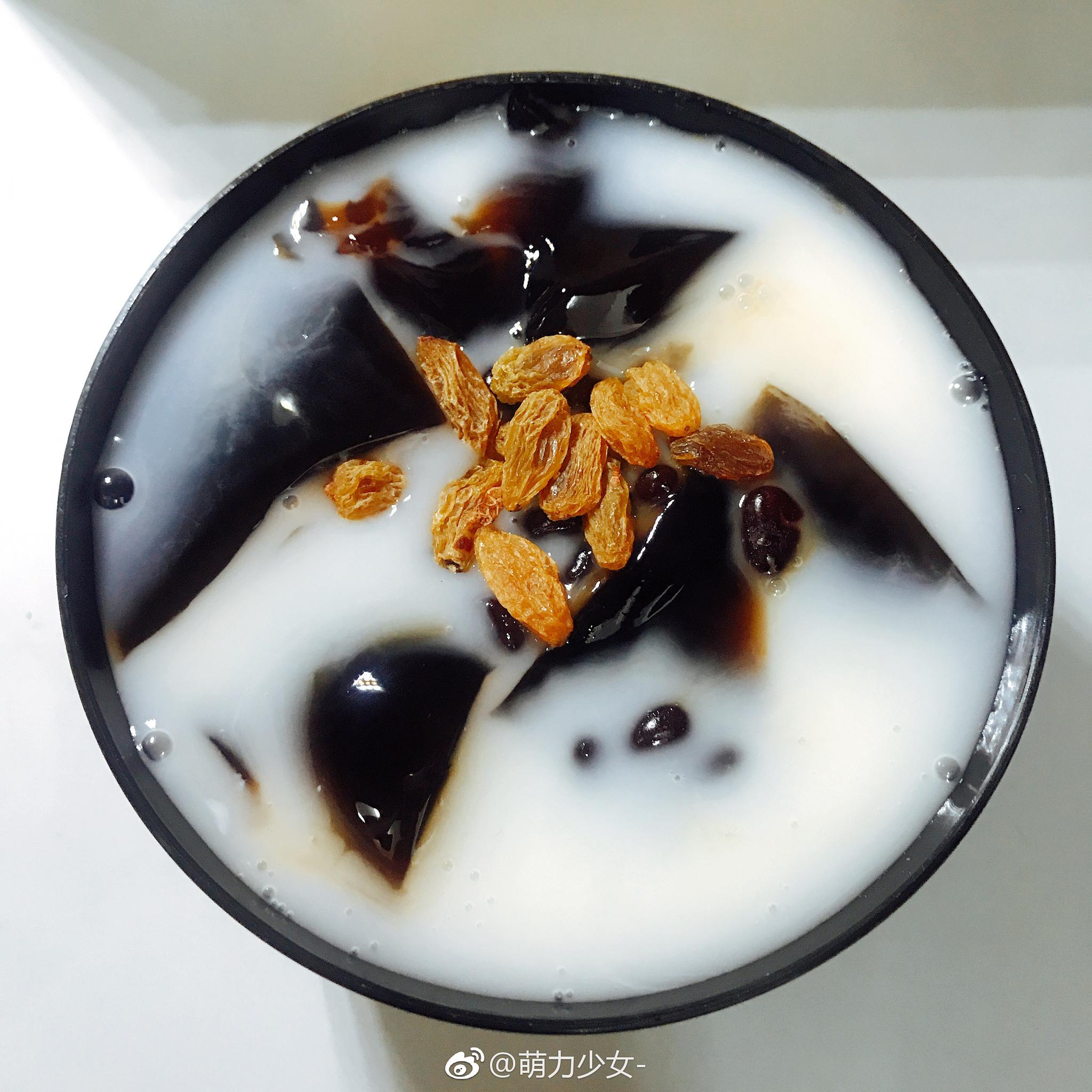 烧仙草烧仙草,蜂蜜水,炼乳,红豆,葡萄干该有的全都