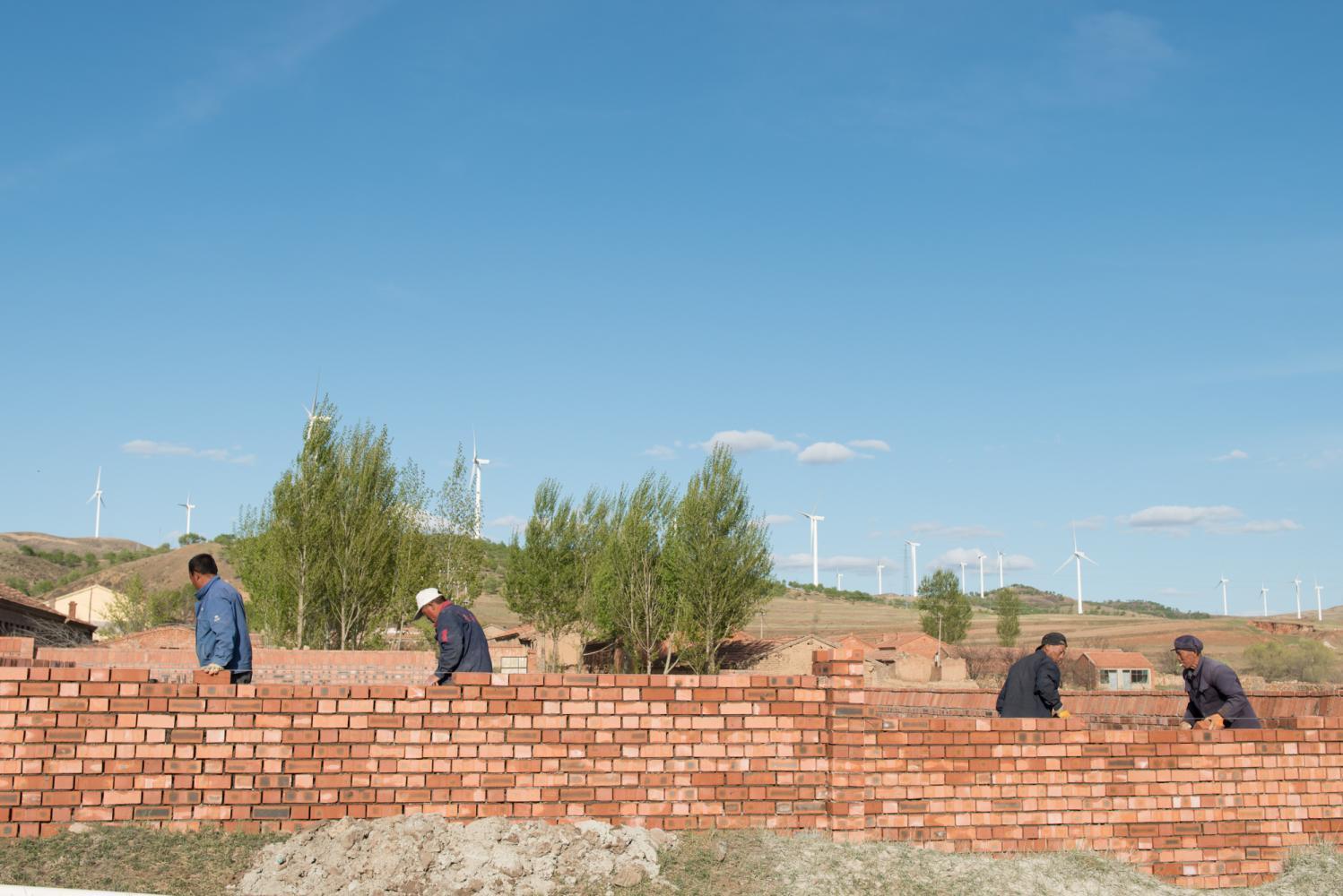 乡村工地上的打工者,六十岁以上的老人是干苦力的主力军