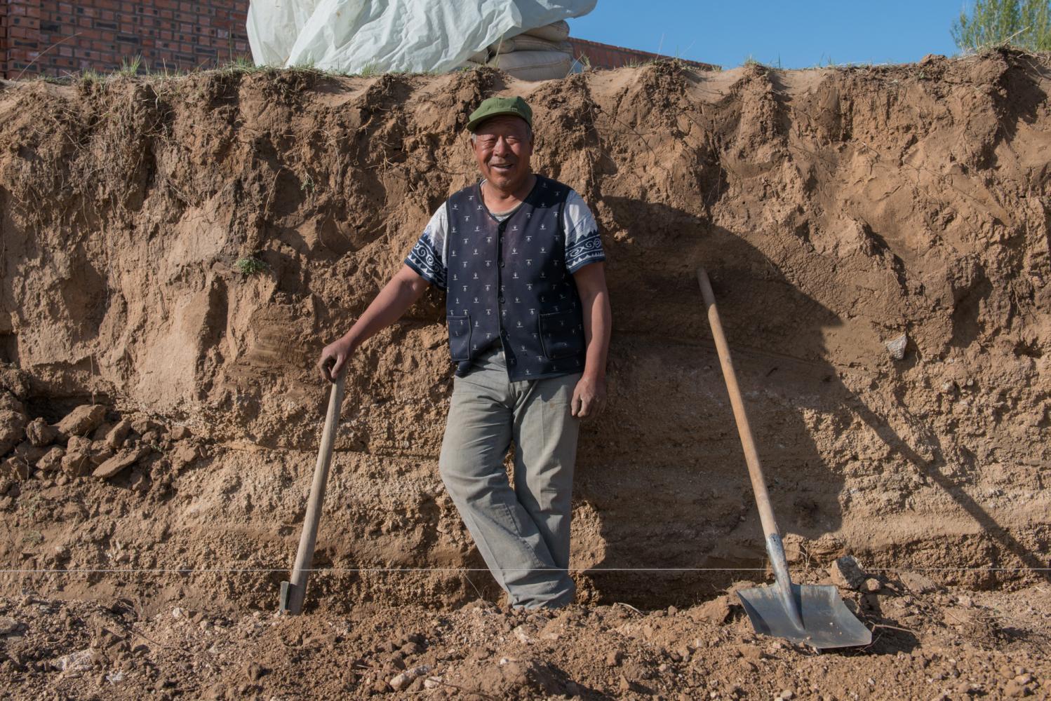 乡村工地上的打工者,六十岁以上的老人是干苦力的主力军