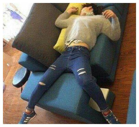 妹子,你这是喝了多酒?怎么睡成这样,被男朋友看到你就完了