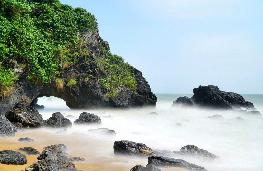 海南山钦湾:神秘海水一半碧绿,一半湛蓝