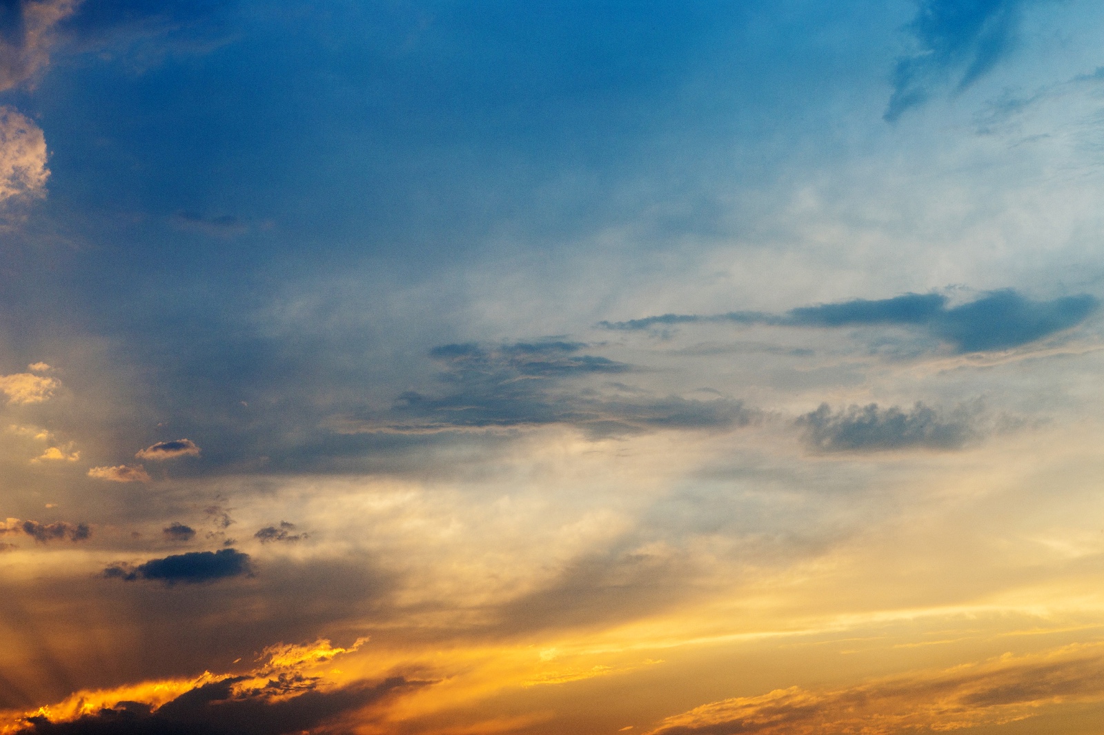 夕阳西下的美丽天空