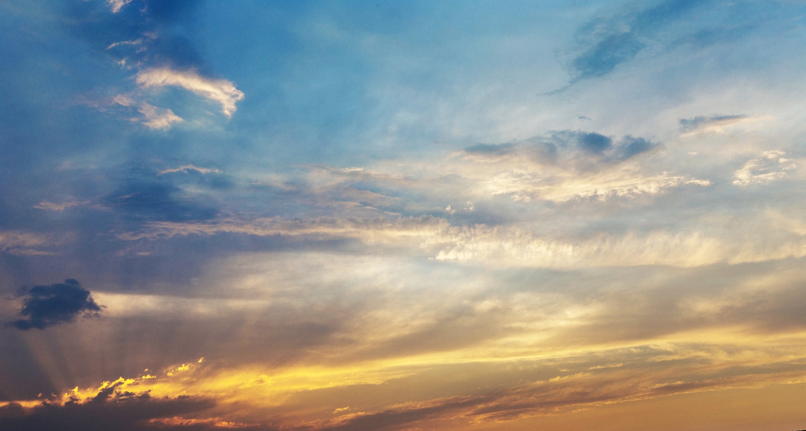 夕阳西下的美丽天空