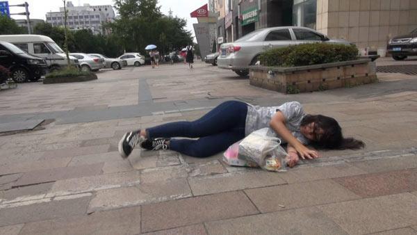 领证时一女人撞了我后, 我口袋里多了一纸, 看完我假装晕倒不结了