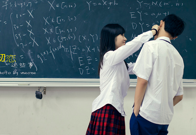 初恋,是一辈子难忘的回忆.它可能不是最合适的但是最甜蜜的!