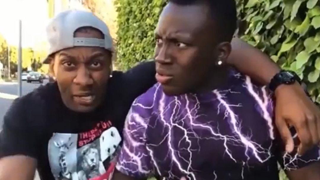 黑人戏精爆笑演绎不同的开车姿势,老司机的姿势没让我失望!