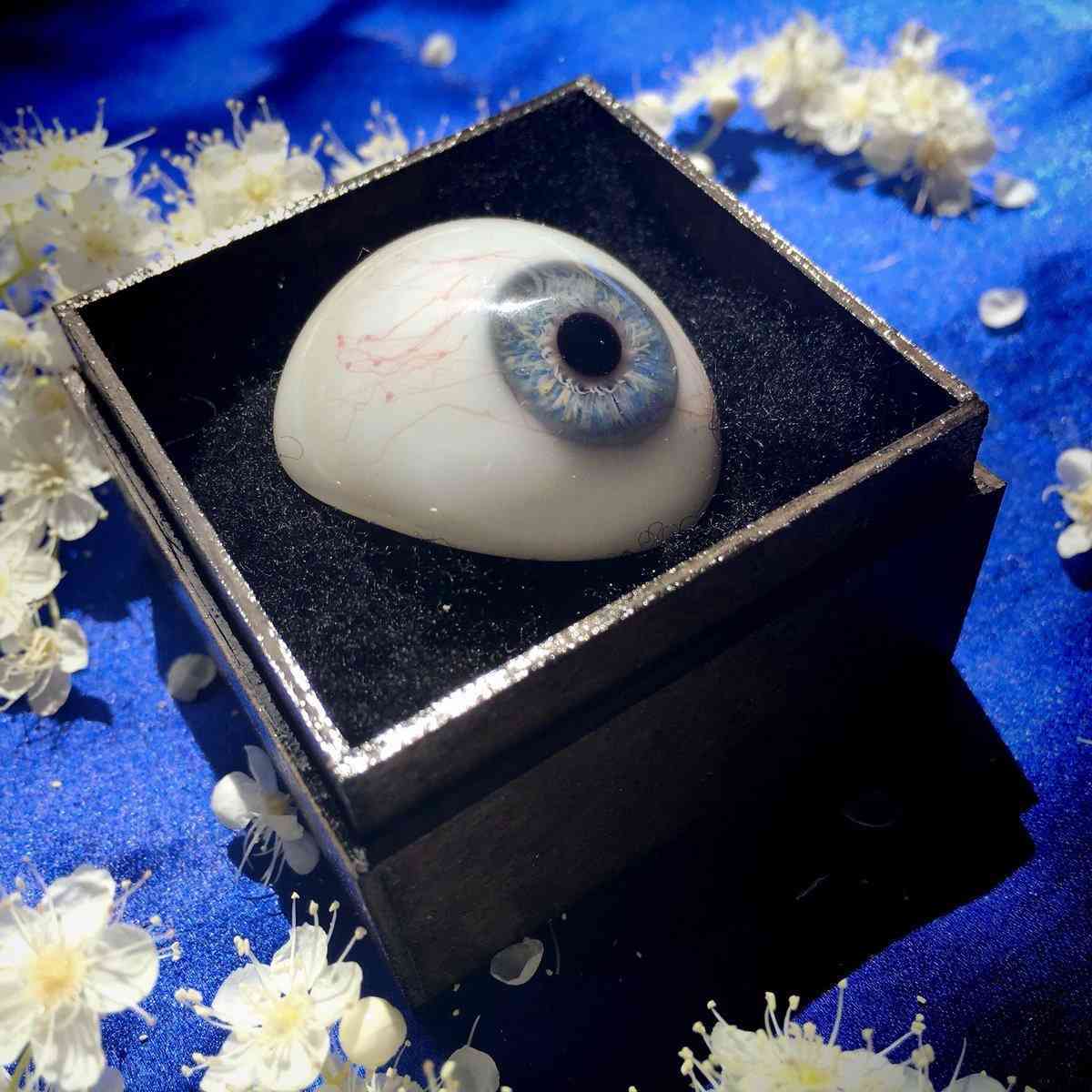 19世纪90年代,特殊玻璃制作的义眼,德国制造.