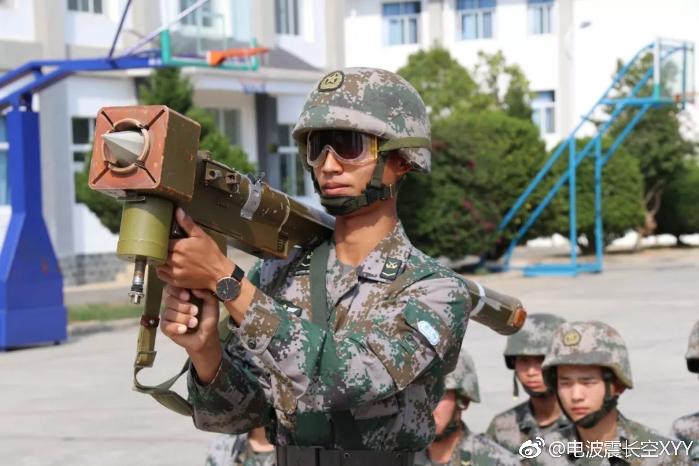 75军某合成旅防空营为边防某旅防空连培训的红缨6射手