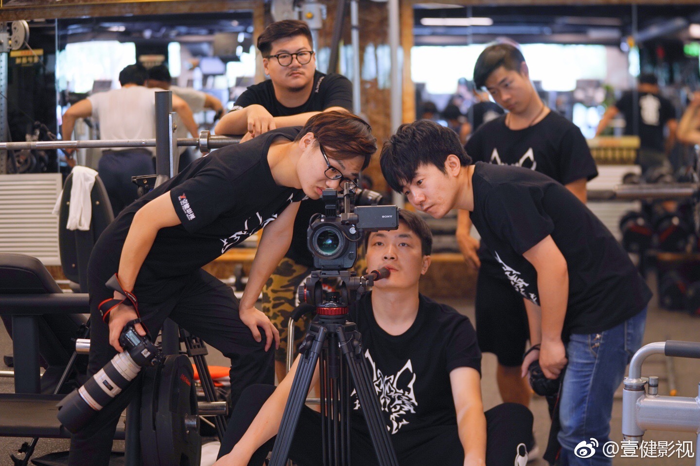 壹健影视专业摄制团队正在全身心为壹健身壹战队拍摄精彩健身运动视频