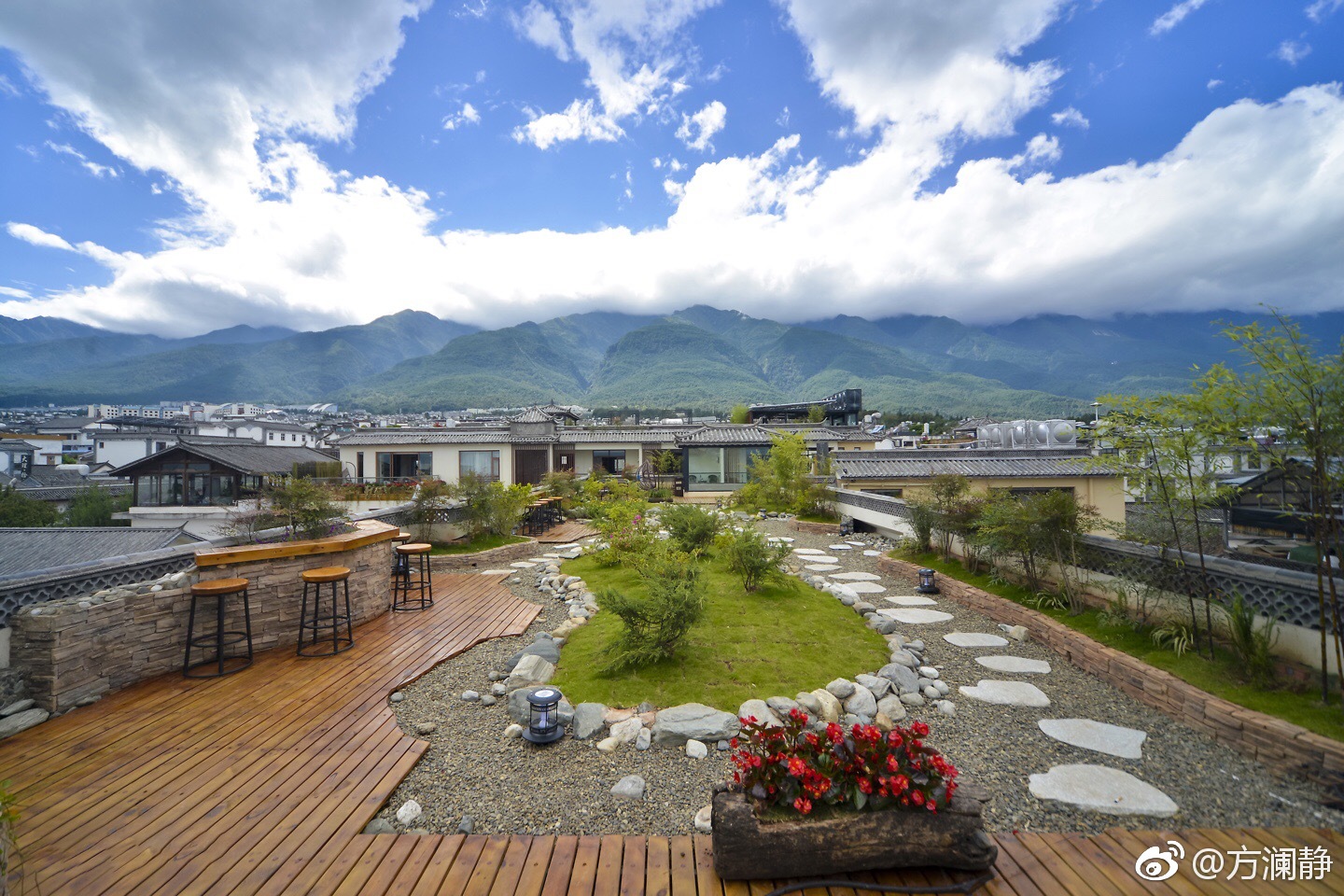 入住的泊心云舍酒店,位于离古城南门大约100米的位置,曲径通幽