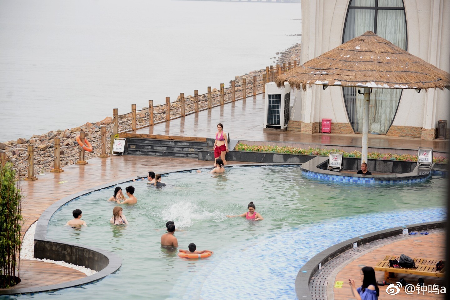 唐山曹妃甸的月岛上还建有温泉泳池从地下数千米处汲取地热水