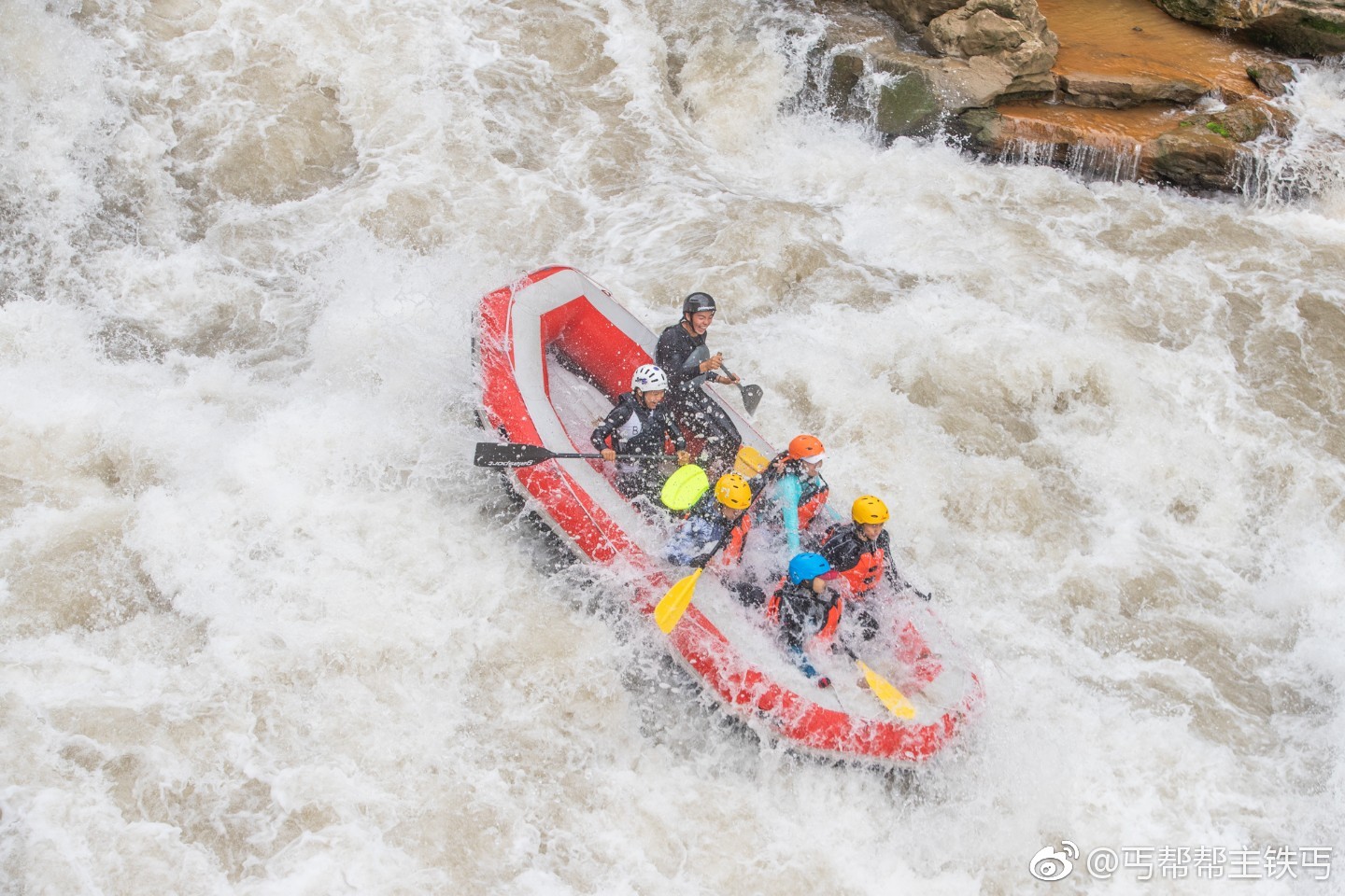 2018年赤水河谷国际漂流赛圆满结束,国家队不负众望获得冠军.