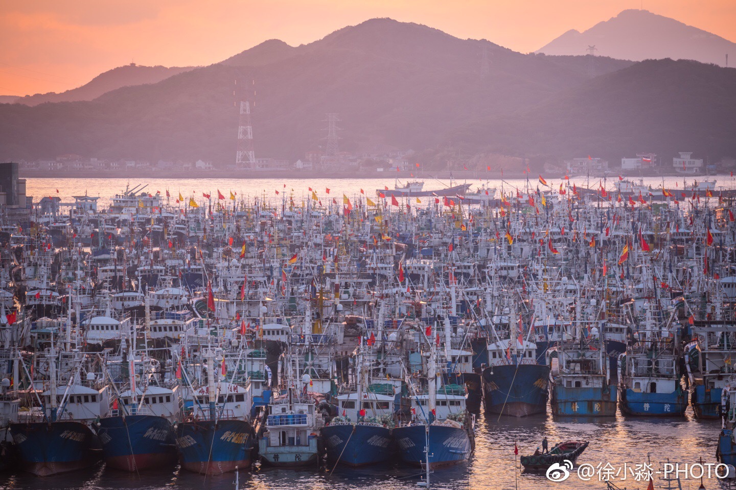 台风康妮过后的浙江舟山沈家门渔港码头的日出