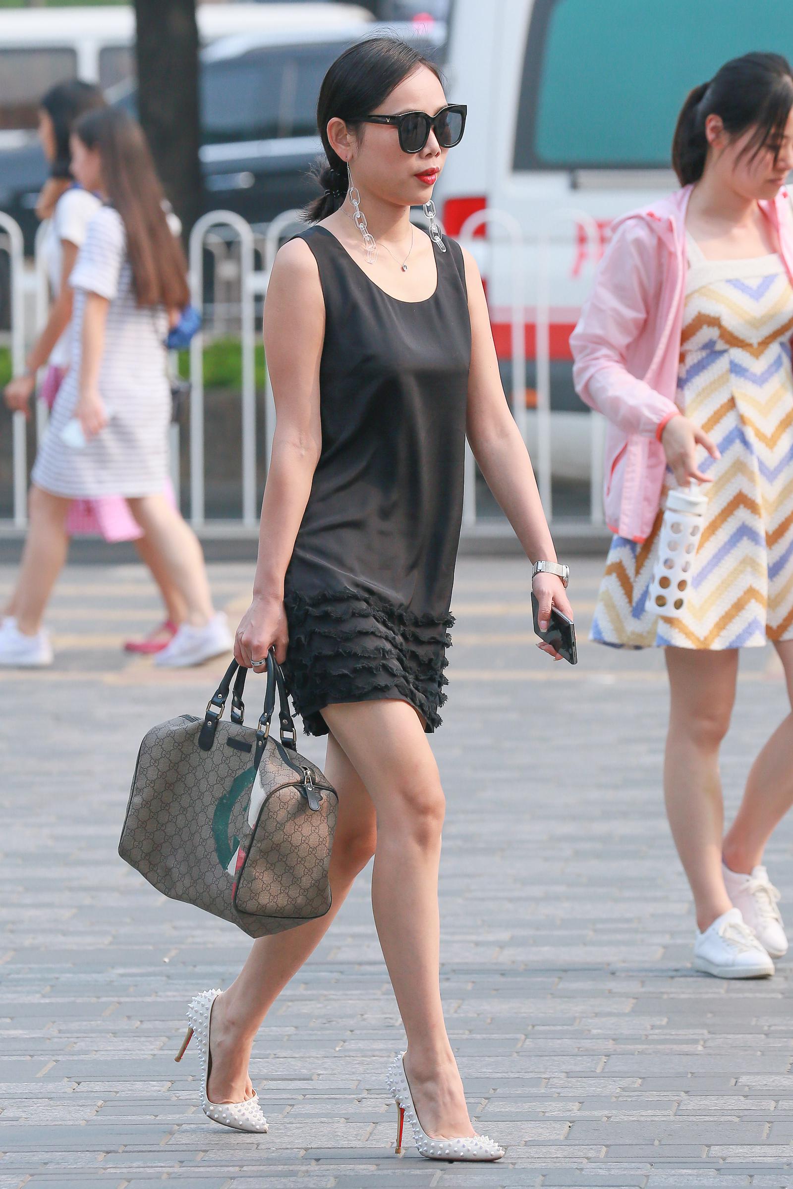 炎热的夏季这样的穿搭很凉快