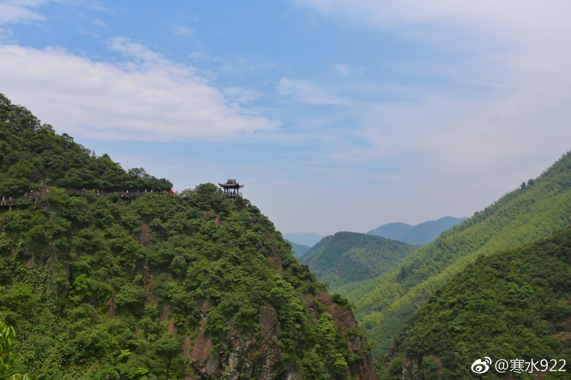 衢州天脊龙门景区原名龙门峡谷,景区内群山峻岭,千峰百嶂