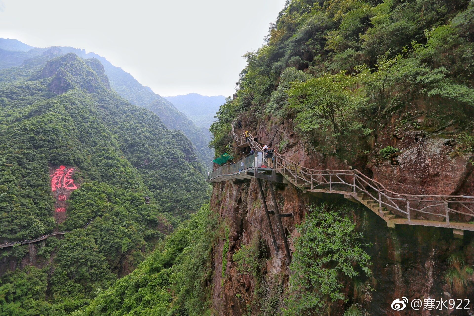 衢州天脊龙门景区原名龙门峡谷,景区内群山峻岭,千峰百嶂