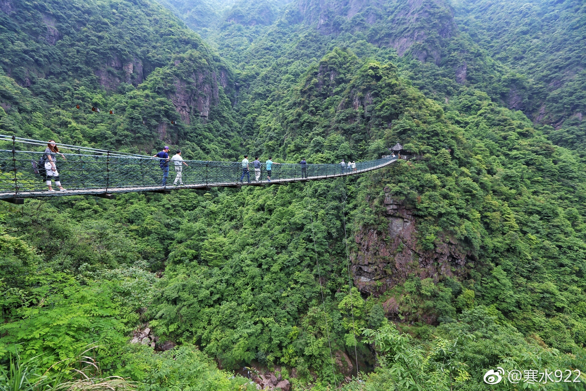 衢州天脊龙门景区原名龙门峡谷,景区内群山峻岭,千峰百嶂
