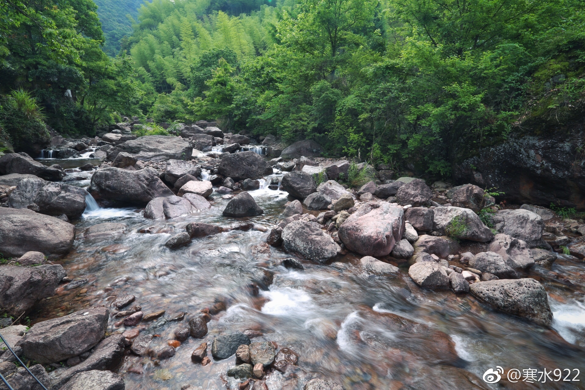 衢州天脊龙门景区原名龙门峡谷,景区内群山峻岭,千峰百嶂