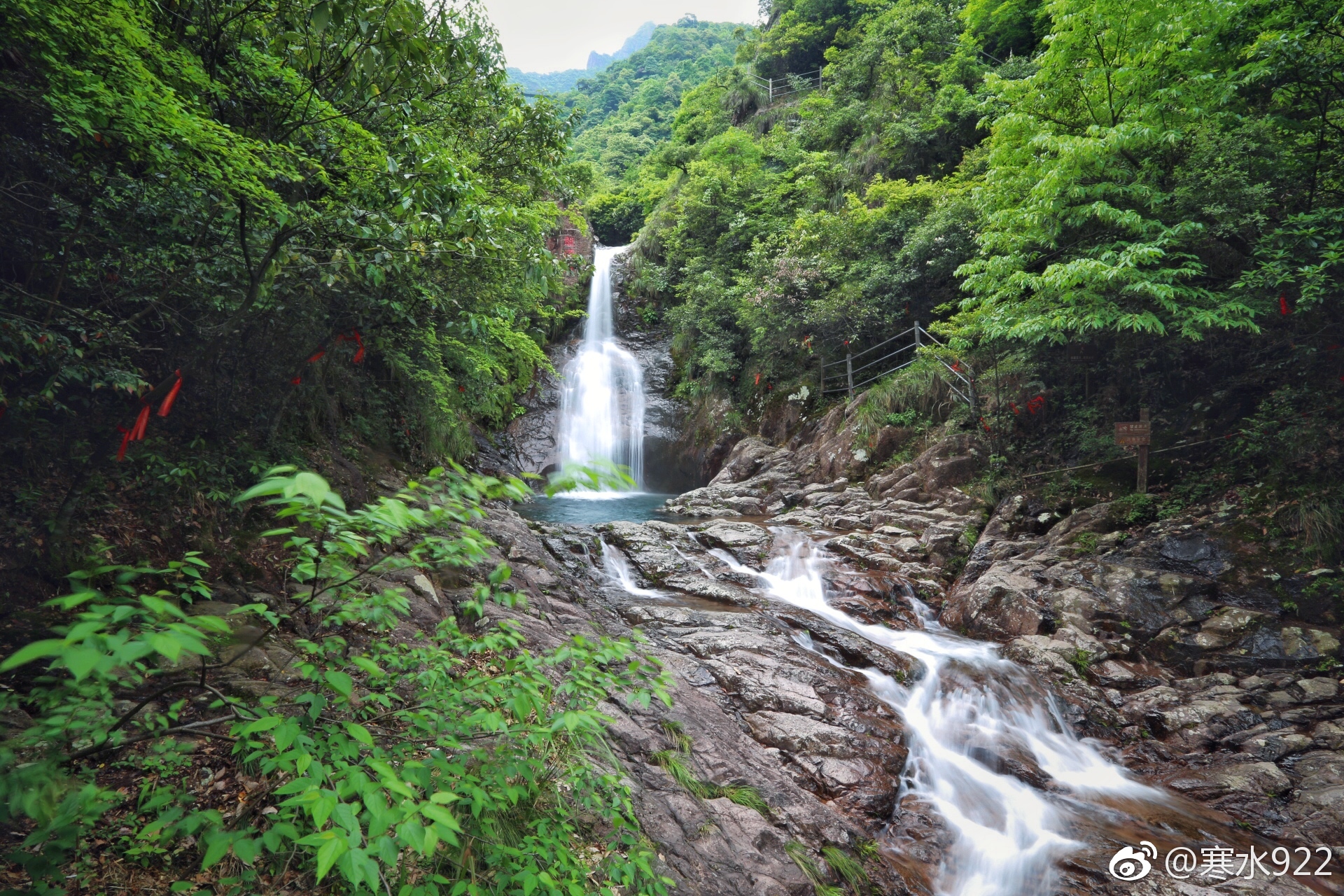 衢州天脊龙门景区原名龙门峡谷,景区内群山峻岭,千峰百嶂