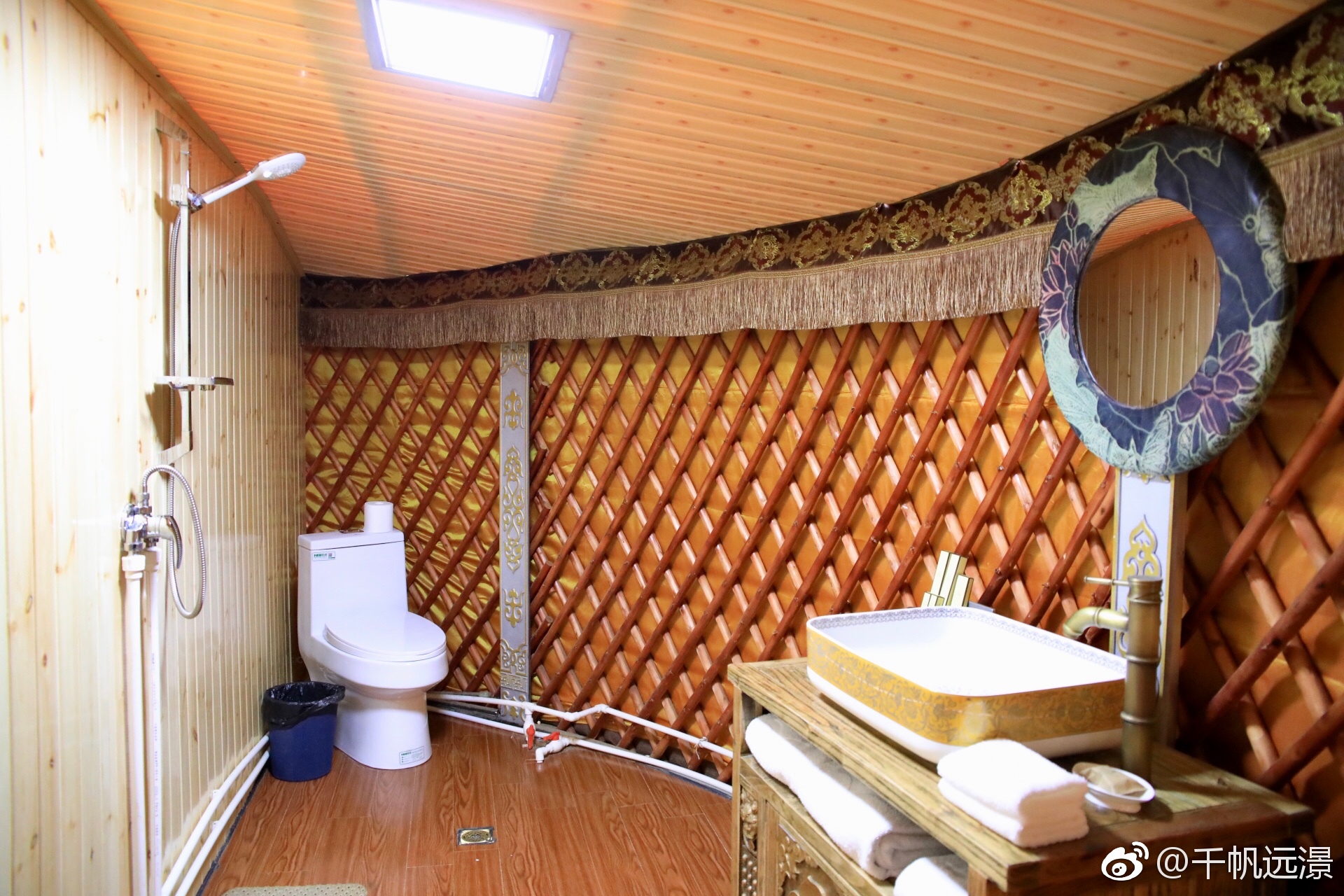 在希拉穆仁草原,入住当地的豪华蒙古包,旅行经年,多次来到草原