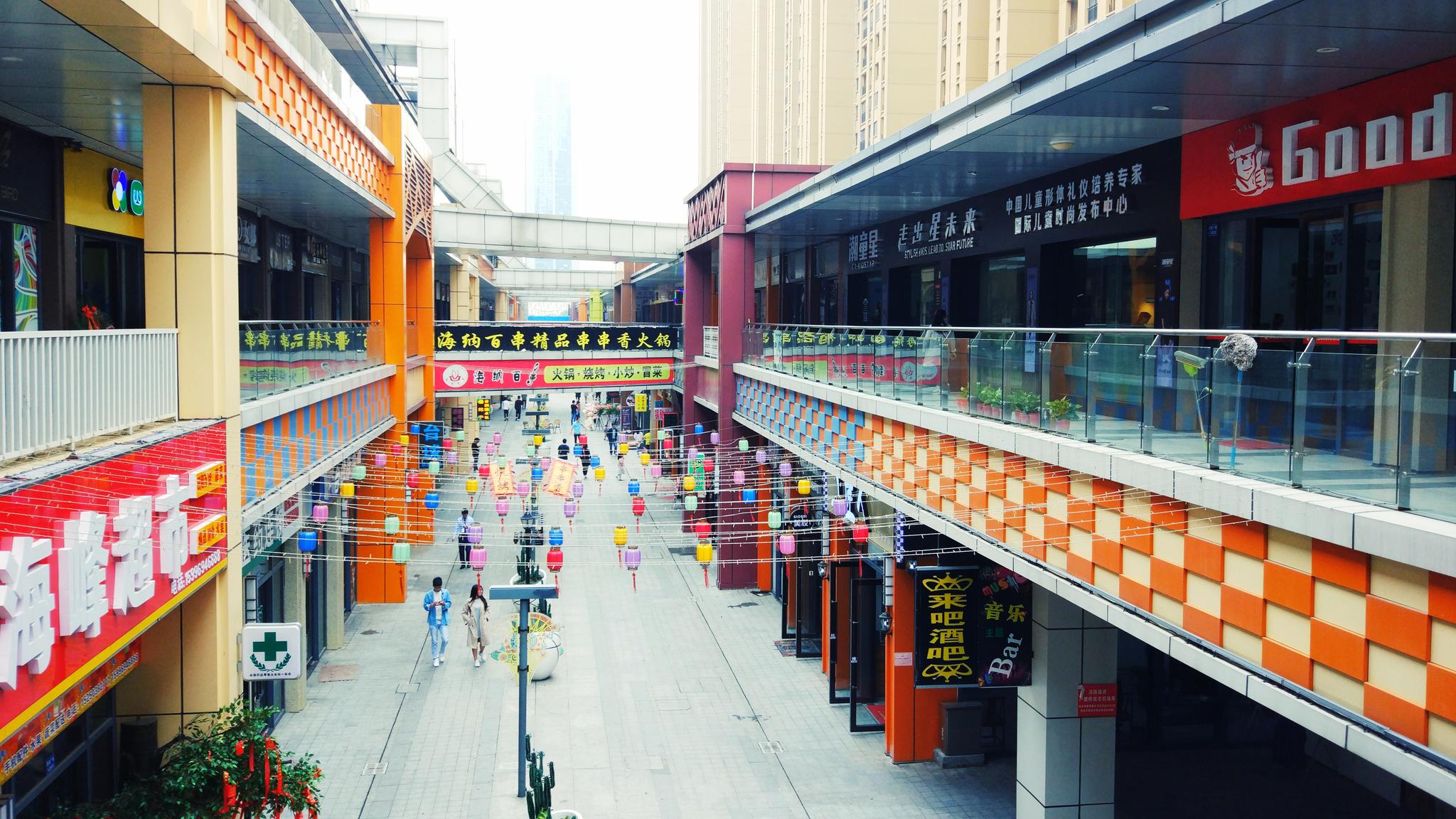 苏州张家港か吾悦广场设计很奇特的一个广场感觉上面的两条走廊是