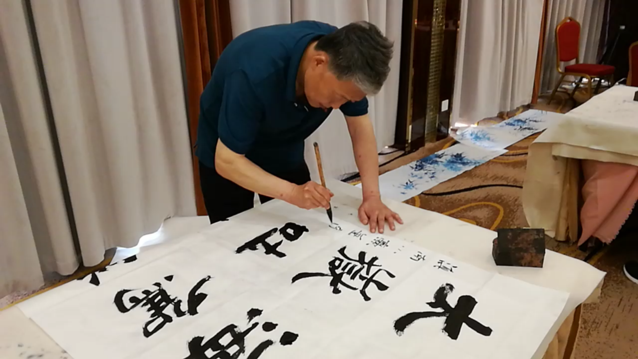 在笔会现场创作书法作品的马青云老师