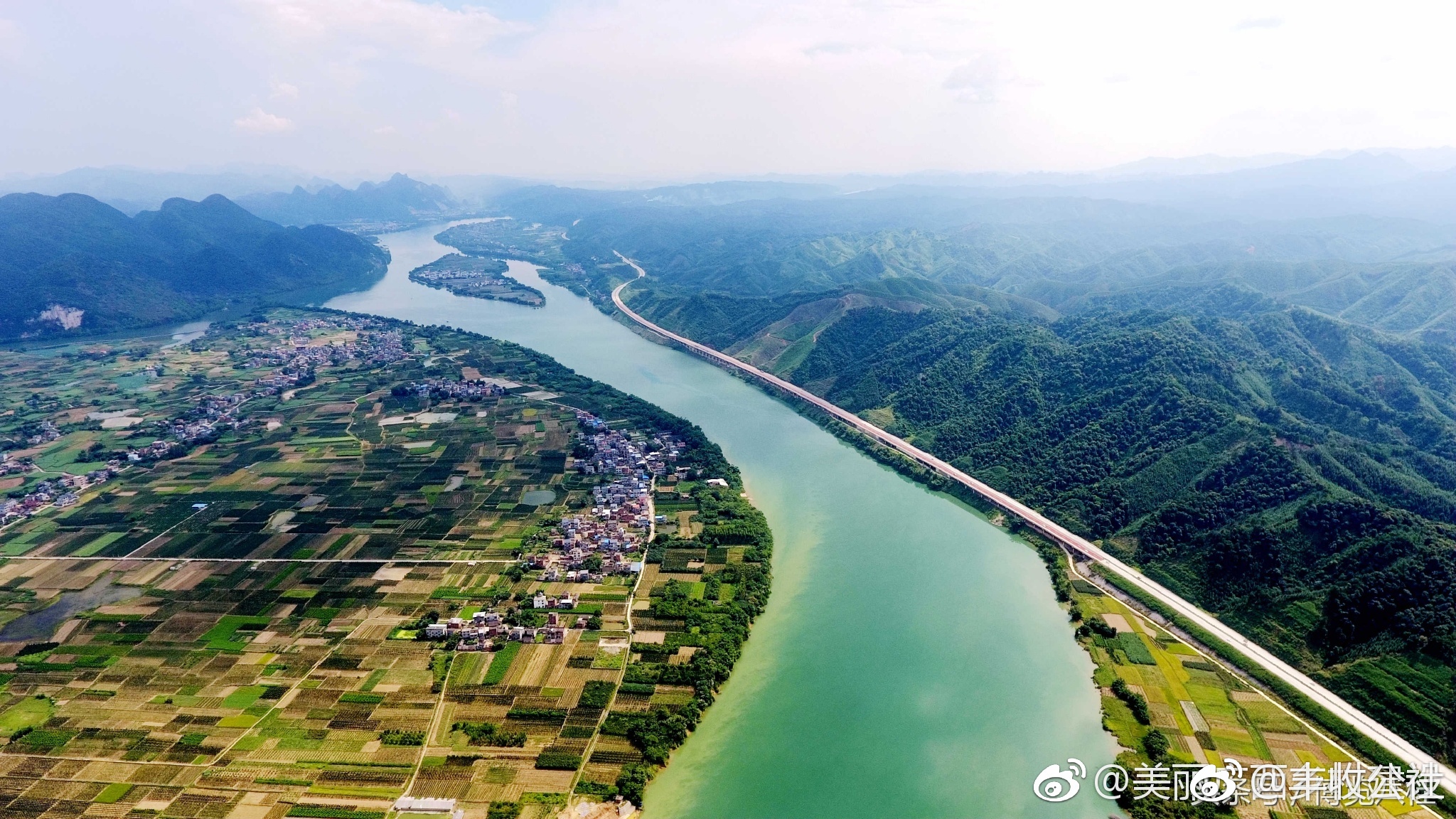 玉带穿田园 融江展画卷