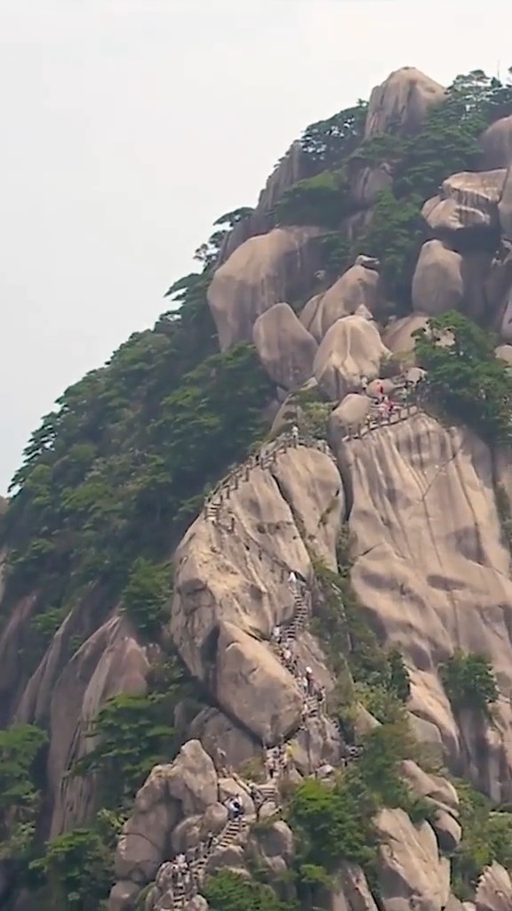 鲫鱼背 黄山第一险峰宽度仅不到1米,两边都是悬崖峭壁