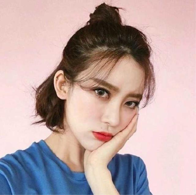 我的额头窄颧骨高,沙质头发,适合留什么发型,剪短发合适吗?