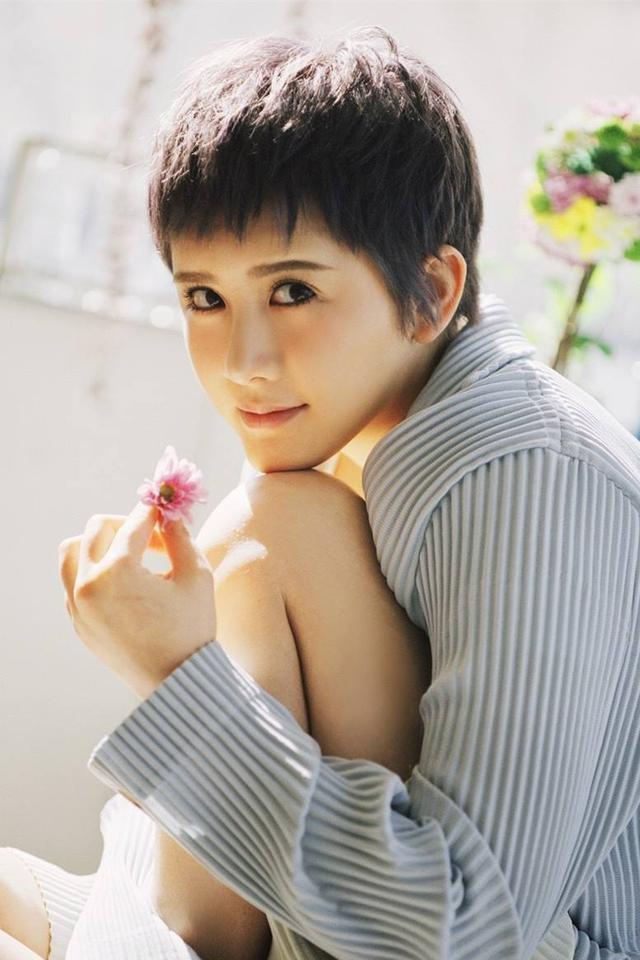 夏梓桐刚出道就以女主角的身份拍戏,合作的都还是明星大咖,资源可谓是