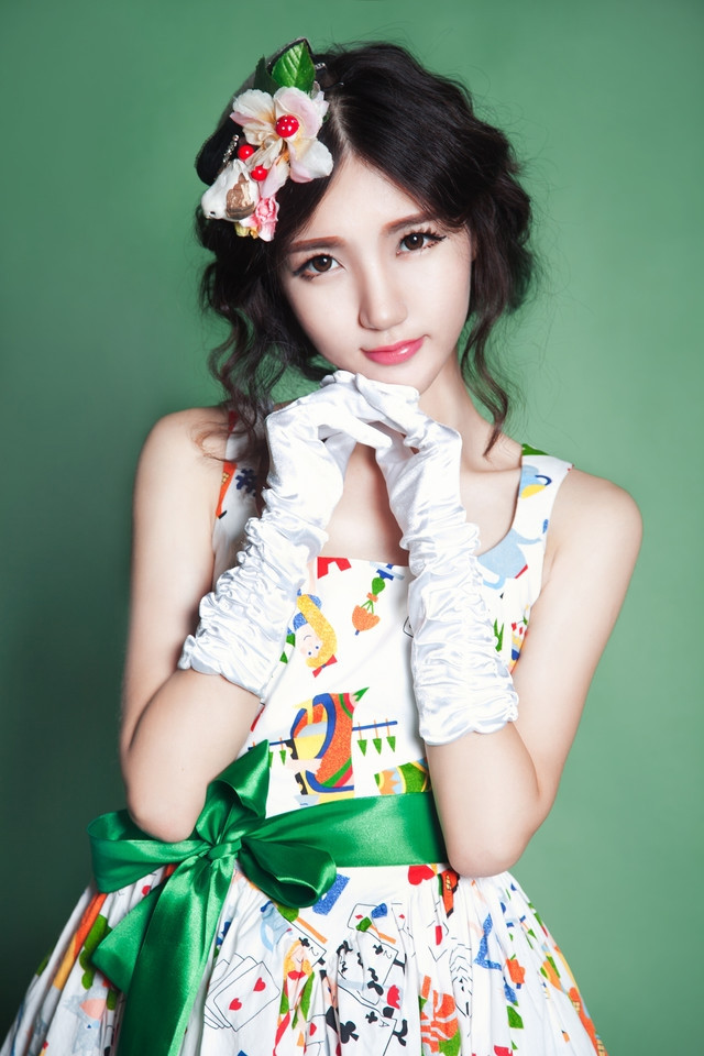 白嫩美女蓬蓬裙写真清纯迷人_新浪看点