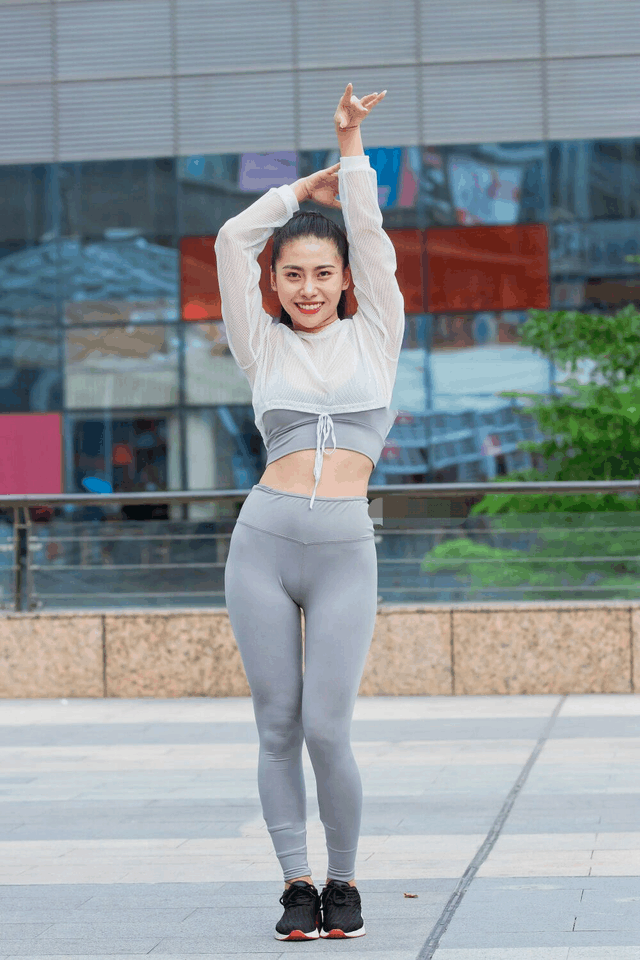 美女街拍小姐姐你的紧身裤是不是太紧了点