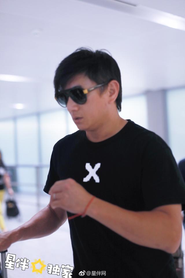 "四爷"吴奇隆上海机场到达 墨镜遮面气场全开!