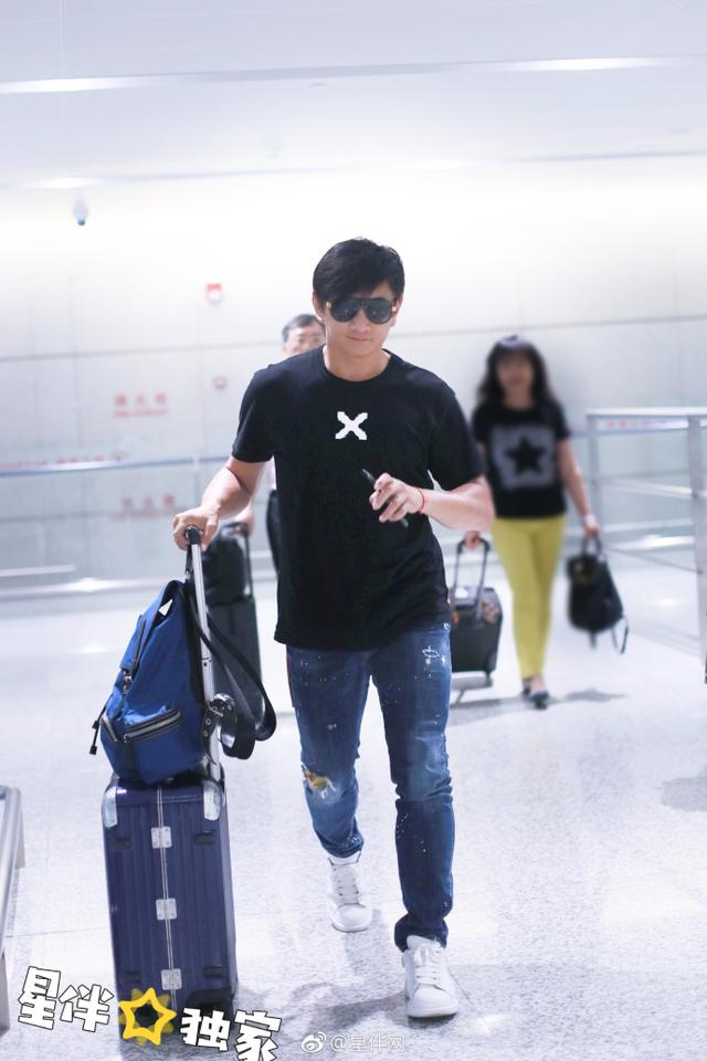 "四爷"吴奇隆上海机场到达 墨镜遮面气场全开!