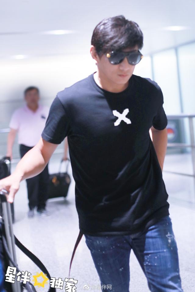 "四爷"吴奇隆上海机场到达 墨镜遮面气场全开!