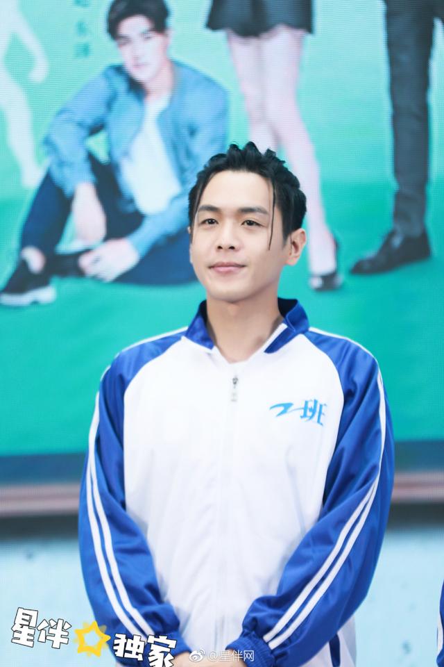 张若昀"扎小辫"现身新剧发布会 全新造型引热议!