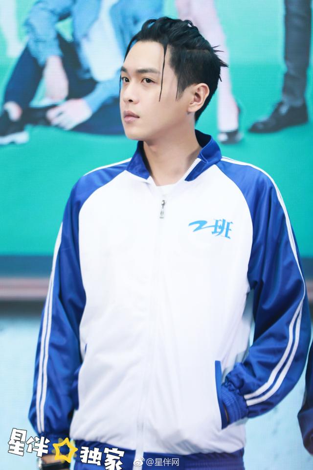 张若昀"扎小辫"现身新剧发布会 全新造型引热议!