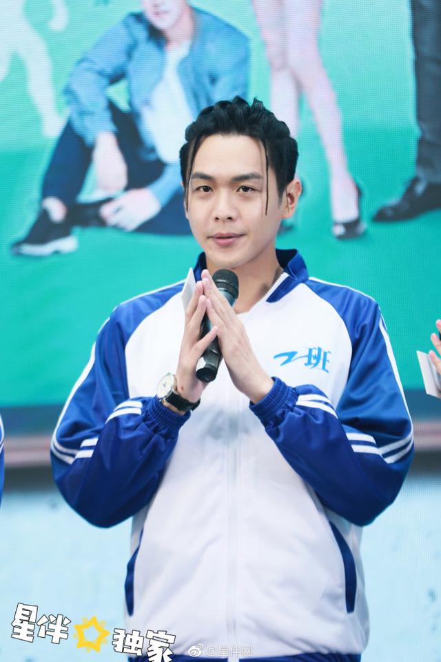 张若昀"扎小辫"现身新剧发布会 全新造型引热议!