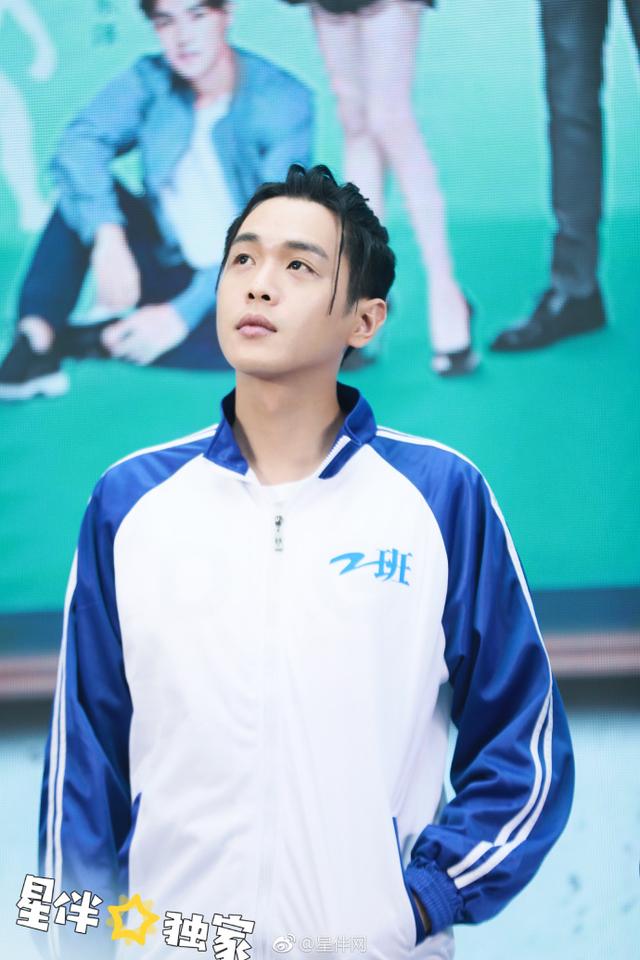 张若昀"扎小辫"现身新剧发布会 全新造型引热议!