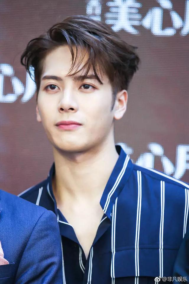 王嘉尔和张智霖同台,头大腿短缺陷全暴露了,小22岁还是被碾压