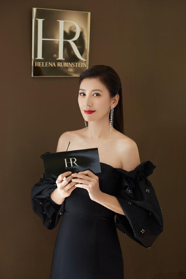 秀事业线,裙子下半身的开叉设计更是让贾静雯性感白皙的大长腿若隐若