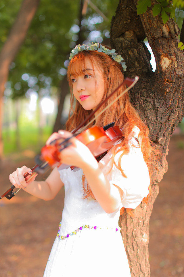 森林内小提琴美女头戴花环演绎夏日花仙子写真集 @微相册
