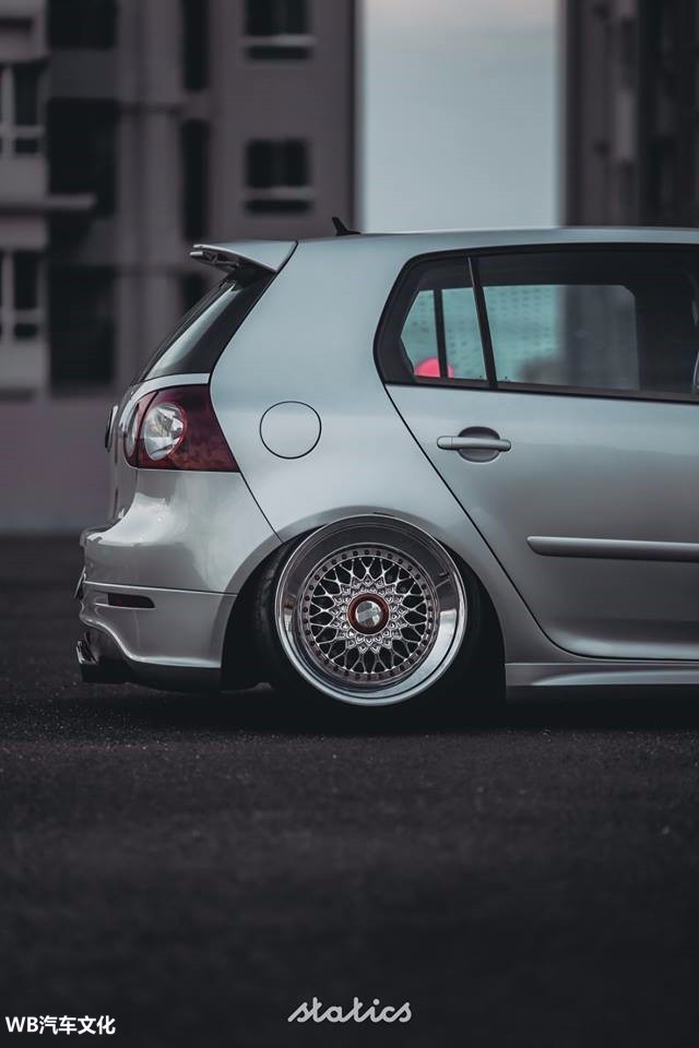 一辆360度无破绽的狂车高尔夫mk5gti改装车摄